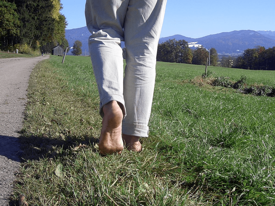 Caminar descalzo es bueno para tu potencia