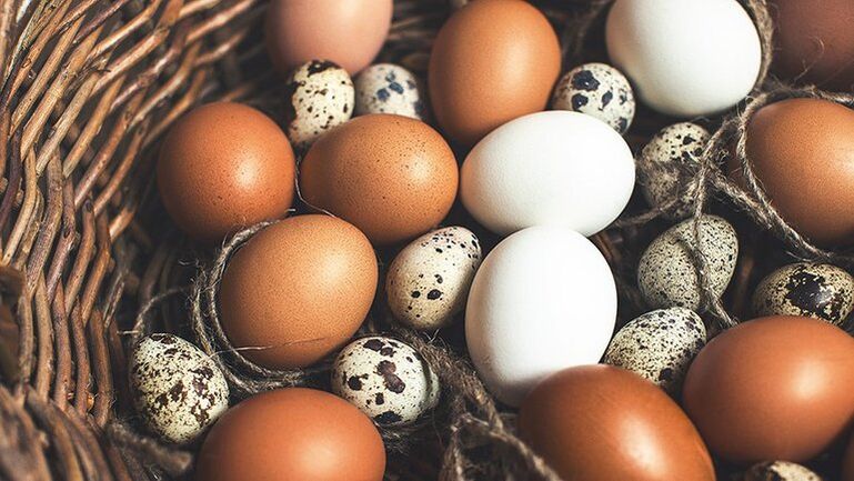 Los huevos de codorniz y los huevos de gallina deben agregarse a la dieta de un hombre para mantener la potencia. 
