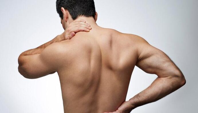 Una hernia intervertebral se manifiesta con dolor de espalda y contribuye al deterioro de la potencia. 
