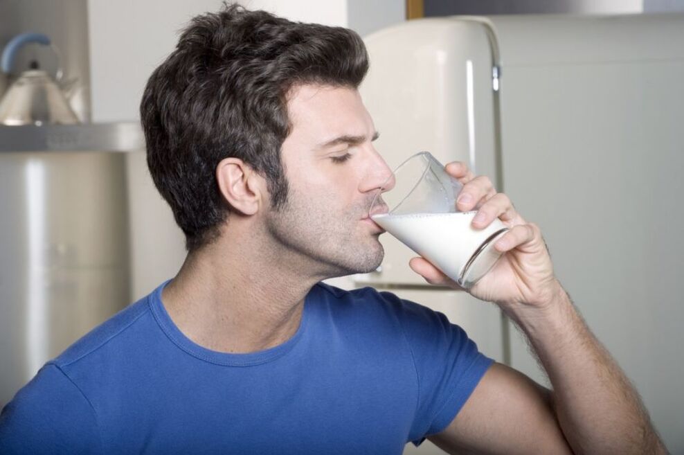 Un hombre bebe leche